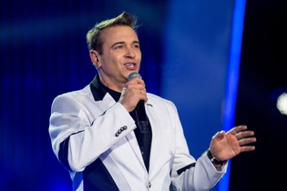 Szok! Szkoła zamieniła się w scenę. Radek Liszewski i uczniowie XIII LO razem wykonali przebój Weekend „Halo tu Londyn”