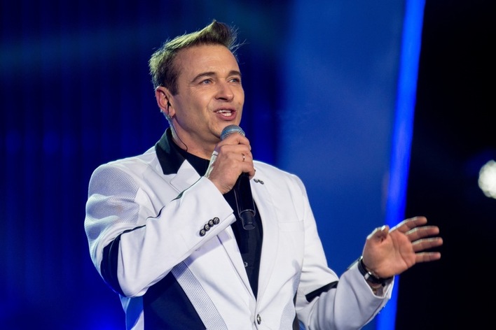 Szok! Szkoła zamieniła się w scenę. Radek Liszewski i uczniowie XIII LO razem wykonali przebój Weekend „Halo tu Londyn”