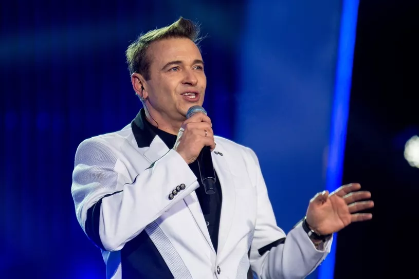 Szok! Szkoła zamieniła się w scenę. Radek Liszewski i uczniowie XIII LO razem wykonali przebój Weekend „Halo tu Londyn”