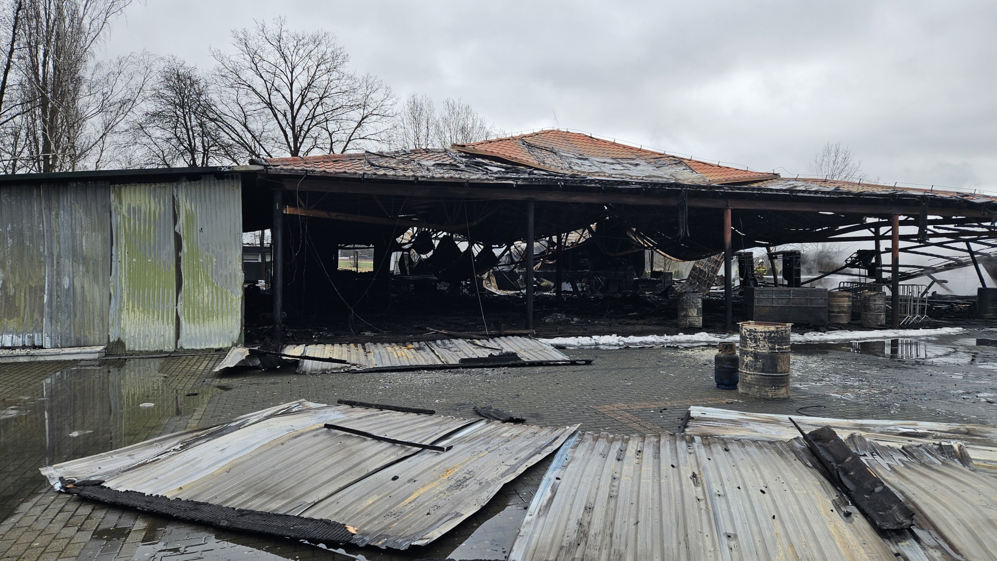 Szok w Grabinie. Pożar plaży Patelnia zniszczył kompletnie wiatę, gdzie odbywały się koncerty disco polo