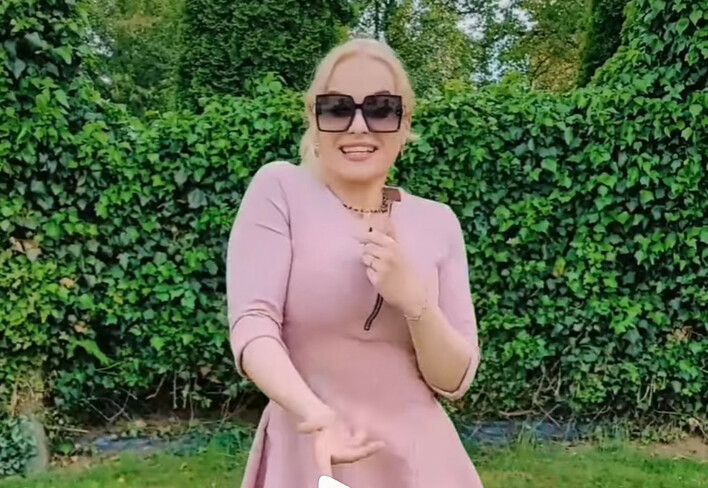 Szokujące nagranie! Nowa wokalistka zespołu Piękni i Młodzi odkrywa swój taneczny talent viralowym hicie „Ona działa na mnie jak„!