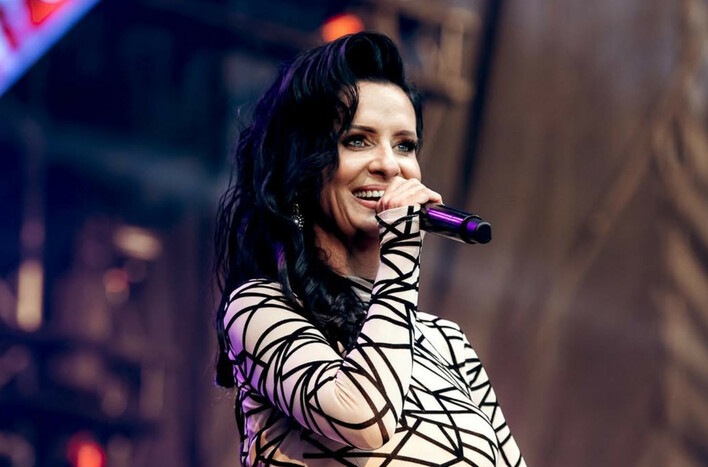 Szokujące wideo Etny! Wokalistka disco polo w skąpym bikini wykonuje nietypowe zadanie