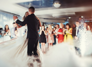 Szukasz genialnej piosenki na pierwszy taniec? Przesłuchaj ten utwór disco polo! 