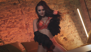 Bardzo ponętna modelka w teledysku disco polo! Czy piękna ”Czarnulka” podbije listy przebojów?! 