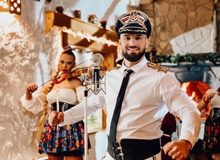 Folkowy strój i skoczna aranżacja! Capitan Folk nie zawodzi fanów disco polo! Zobaczcie co przygotował!