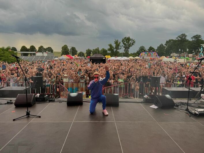 Szymon Woner rozgrzał miejscowość Kargowa – Tłumy na koncercie młodego artysty!
