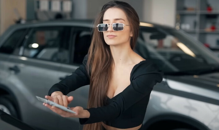 Ta dziewczyna źródłem fortuny! Swinger z niezłą sumką na koncie!

