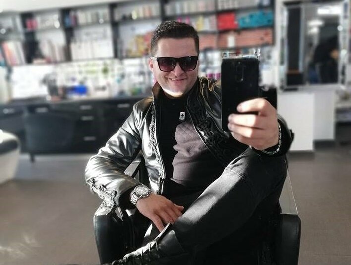 Ta kreacja mówi wszystko! Wokalista disco polo sam zaprojektował tą stylizację! 