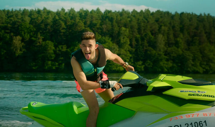 Tą premierę pokochała cała Polska! Kamil Kossakowski DiscoBoys udostępnił właśnie nowość pt. „Wakacje„! Zobaczcie jako pierwsi!