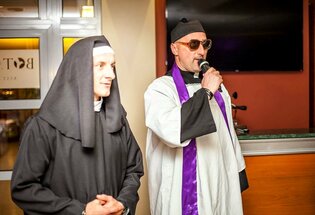 Tajemnicza siostra Klara w towarzystwie księdza Andrzeja podbija rynek disco polo! Zobaczcie nagranie VIDEO! Ich śpiew i tańce hitem internetu?!