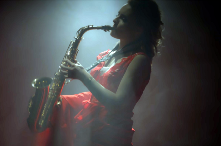 Tajemnicza wokalistka disco polo z saksofonem! Nie uwierzycie, kto podjął się nowego przedsięwzięcia