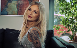 Tajemniczy wokalista disco polo chce skraść serca fanek! Wygląda jak ideał mężczyzny?! Posłuchajcie jak śpiewa!