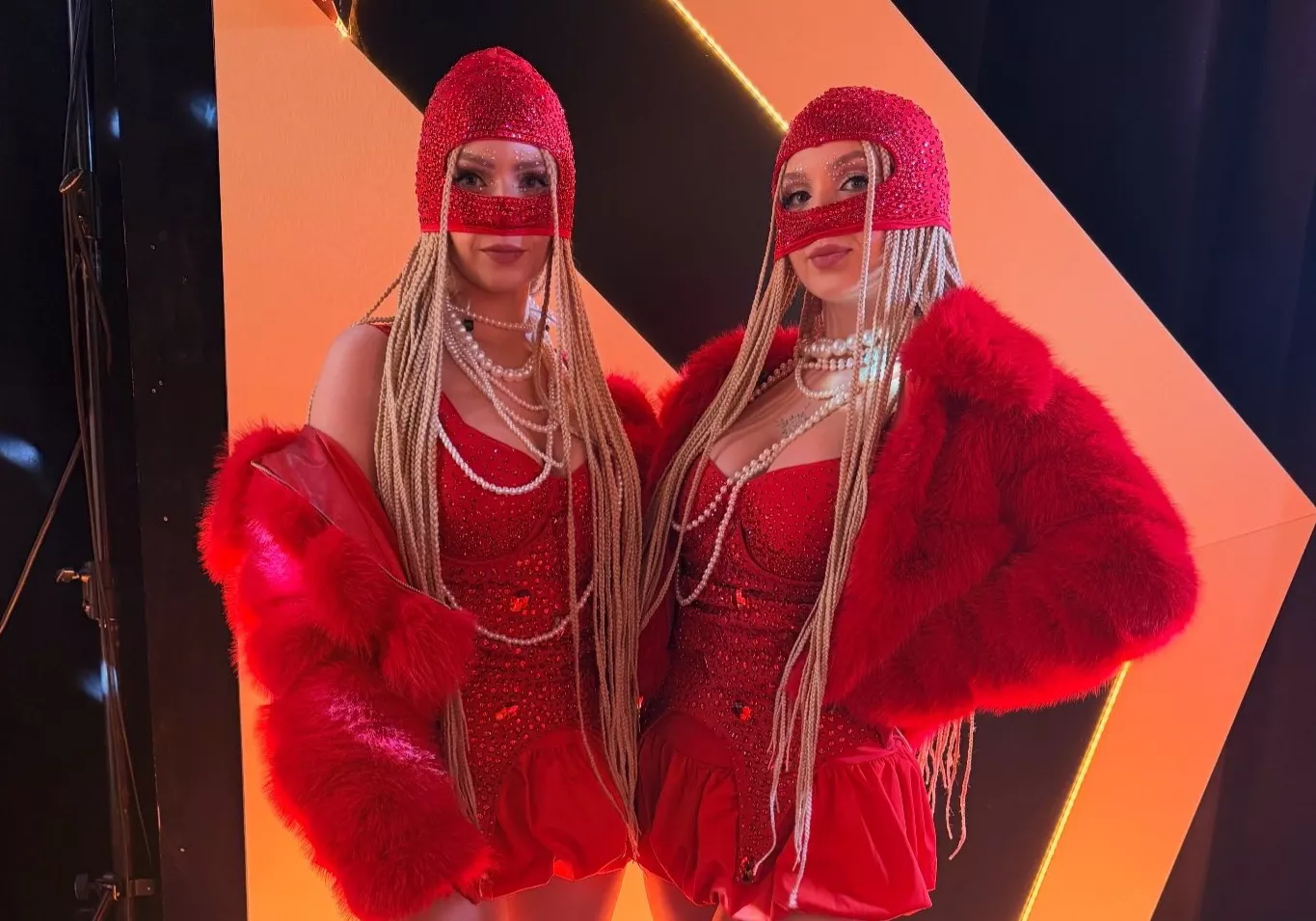 Tak bliźniaczki z XOXO rozkręciły klub! „Bang Bang" po raz pierwszy na parkiecie, nagranie mówi samo za siebie