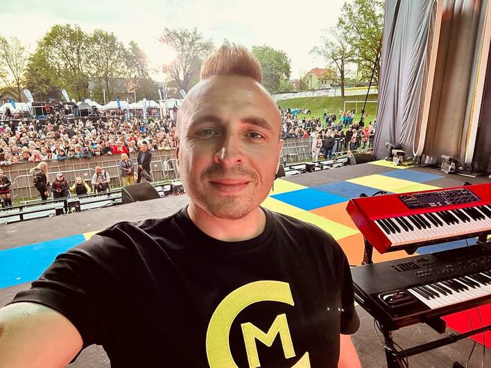 Tak Czadoman odpoczywa po koncercie w towarzystwie trzech pięknych kobiet!