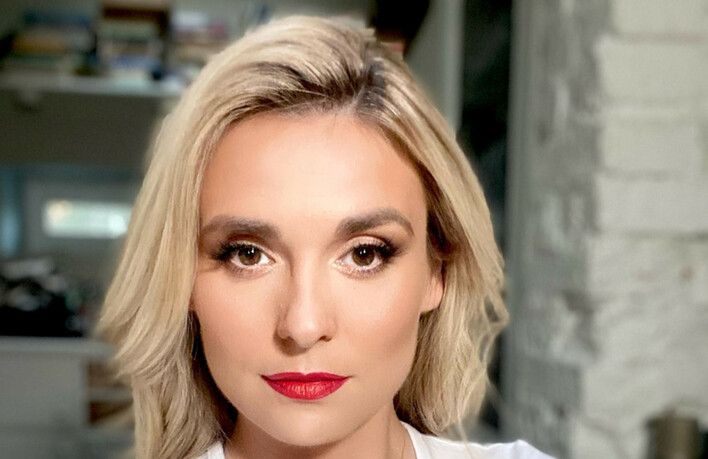 Tak kuszącej Kajry jeszcze nie widzieliście! Żona Sławomira zachwyca  w łóżkowej scenerii w czerwonej bieliźnie!! 