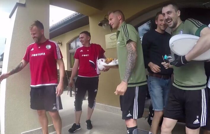 Tak się bawi tak się bawi Legia Warszawa! W rytm hitu disco polo! | VIDEO
