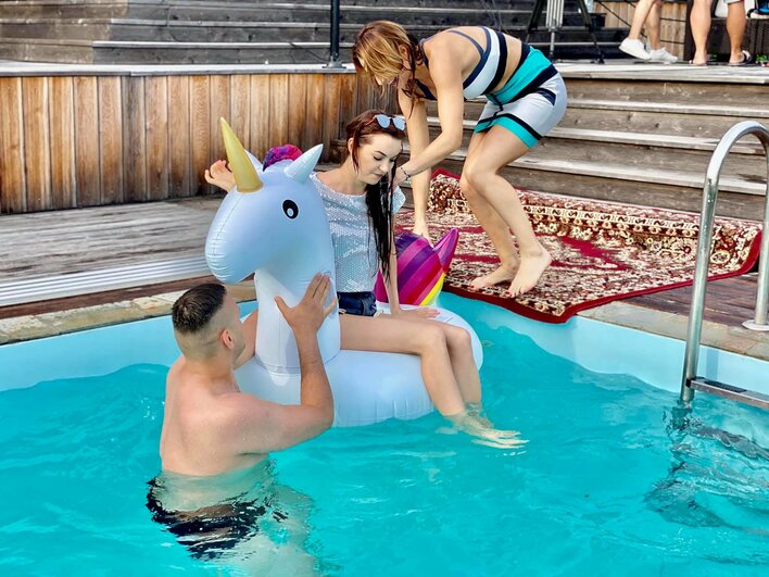 Tak poza kamerami bawią się gwiazdy muzyki disco polo! Wśród nich Top Girls, Jorrgus i Extazy!