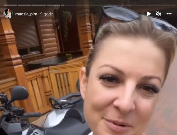 Tak wygląda Magda Narożna podczas relaksu po koncertach! „O proszę, jak Ci dobrze„ Gwiazda paraduje z ogromnym dekoltem! 