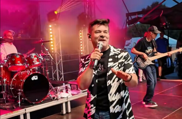 Tak Zenon Martyniuk NA ŻYWO śpiewa „Przekorny los” – reakcja publiczności w Włostowie zaskakuje