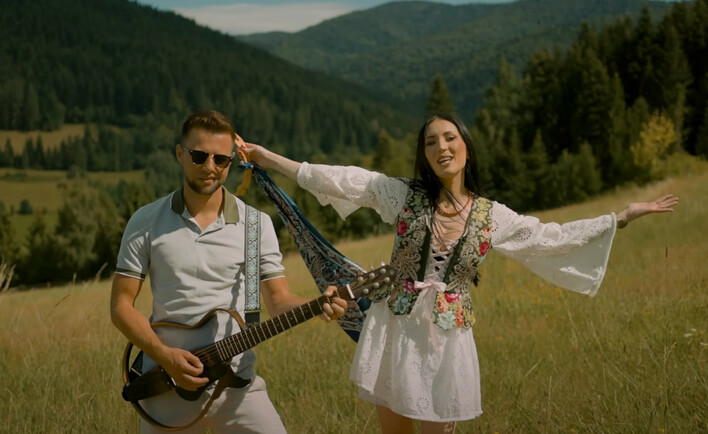 Takiego hitu nikt się nie spodziewał! Iwona Cichoń w premierze „Za te Twoje piykne łocka” podbijają scenę disco polo