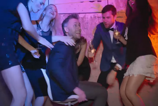 Taneczna premiera od zespołu Sami Swoi podbija serca fanów! Artyści disco polo nagrali nowy hit wszystkich imprezowiczów?! 