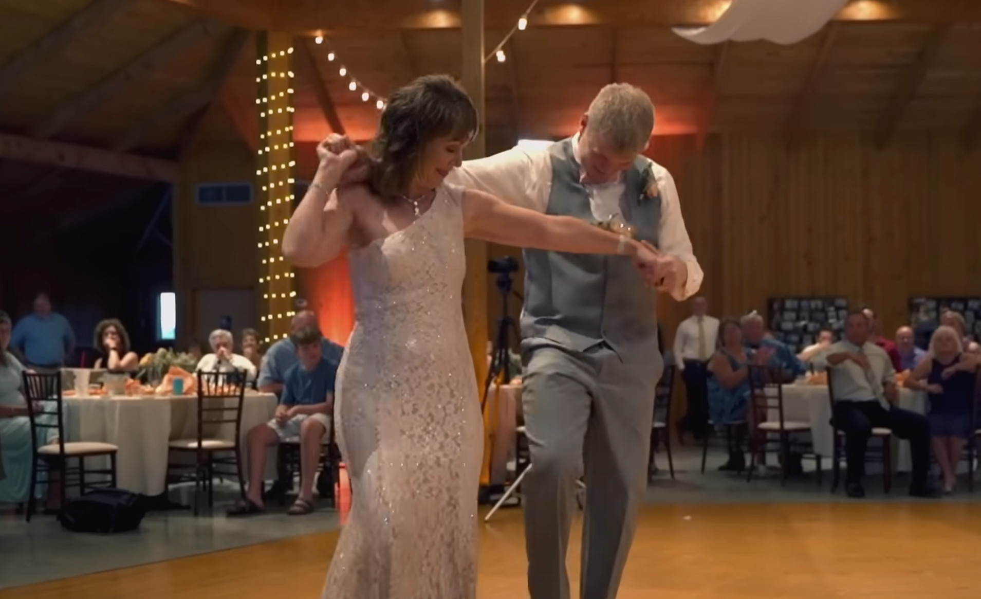 Taniec pana młodego z matką - nowy hit weselny! Zobacz, jak ta para w jednym tańcu rozśmieszyła tysiące ludzi na całym świecie!