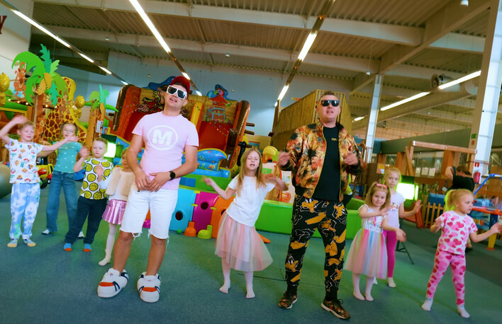 ”Taniec przedszkolaka” od Maskotek i Wesołych Pluszaków to muzyczna bomba dla dzieci – zobacz, kto wystąpił w teledysku!