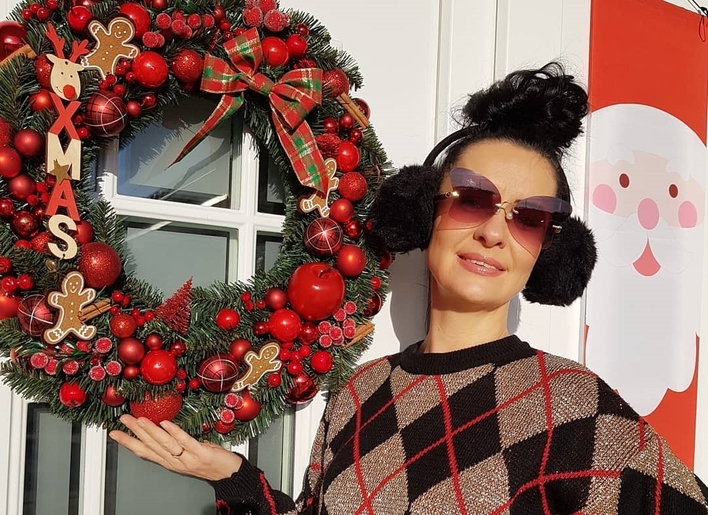 Wokalistka disco polo stała się świąteczną  inspiracją! Zobaczcie czym zaskakuje swich sąsiadów!