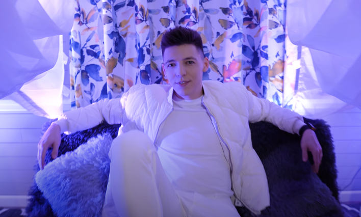 Wokalista disco polo zabawił się refrenem! Efekt nowej produkcji jest piorunujący! 