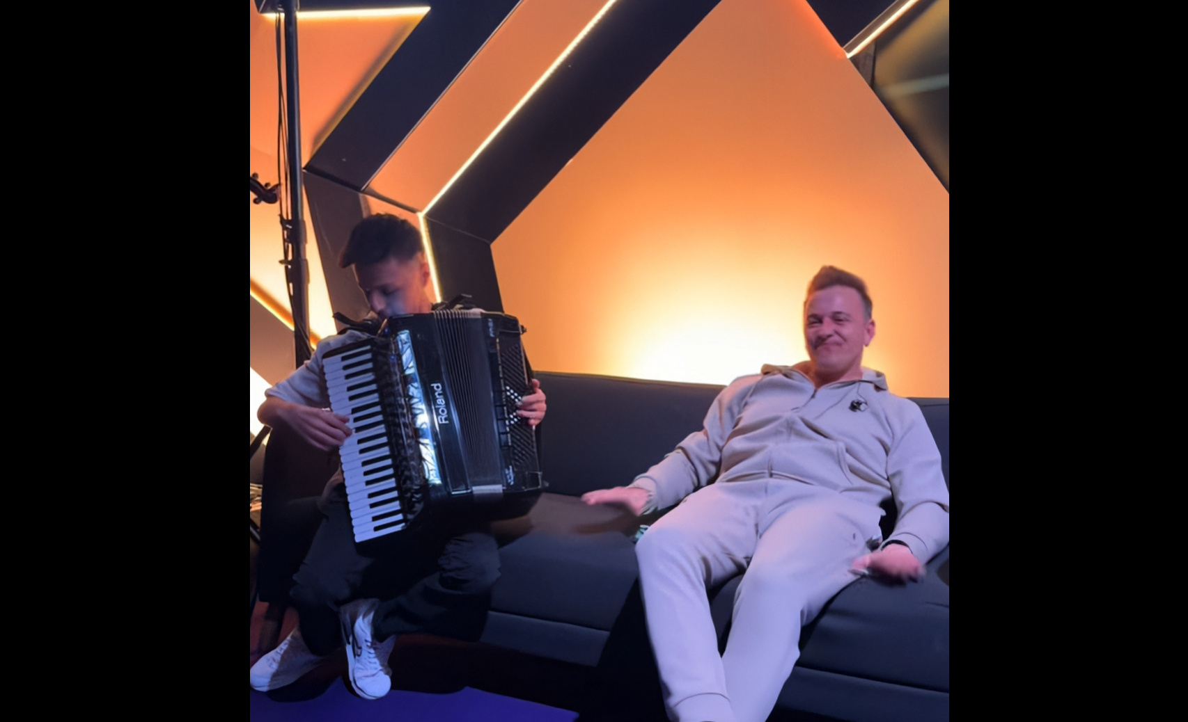 Tego Polsat nie pokazał! Erwin Paczkowski, Dawid Tymiński, Radek Liszewski i Jarek Duda śpiewają „A wieczorem”