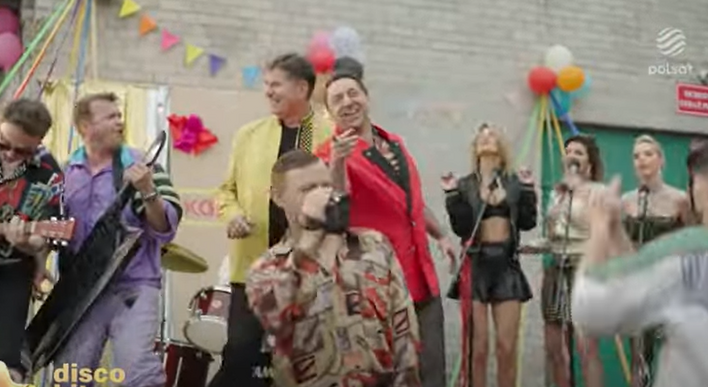 Telewizja Polsat promuje wielką imprezę Disco Polo w Kobylnicy! Zobaczcie film rodem z lat ”90 z największymi gwiazdami disco! VIDEO