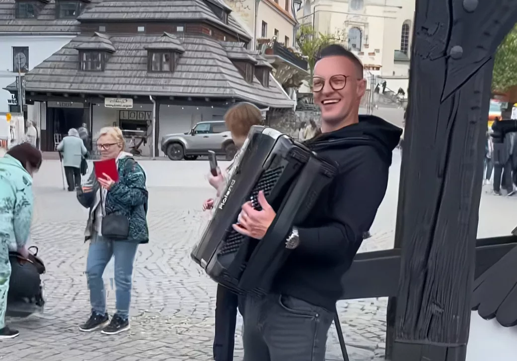 Tej strony Kuby z Playboys fani nie znają. Wokalista chwycił akordeon i zagrał na ulicy w Kazimierzu