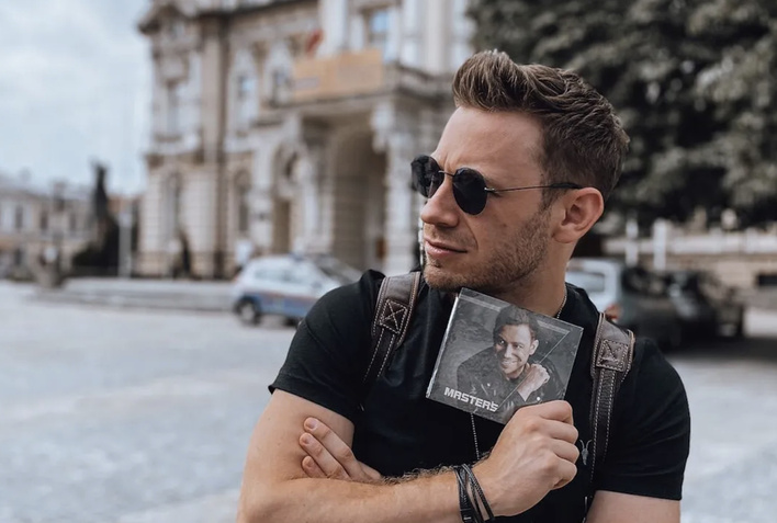 Ten hit disco polo śpiewała cała Polska! Paweł Jasionowski Masters zaprezentował nową wersję piosenki pt. ”Szukam dziewczyny”