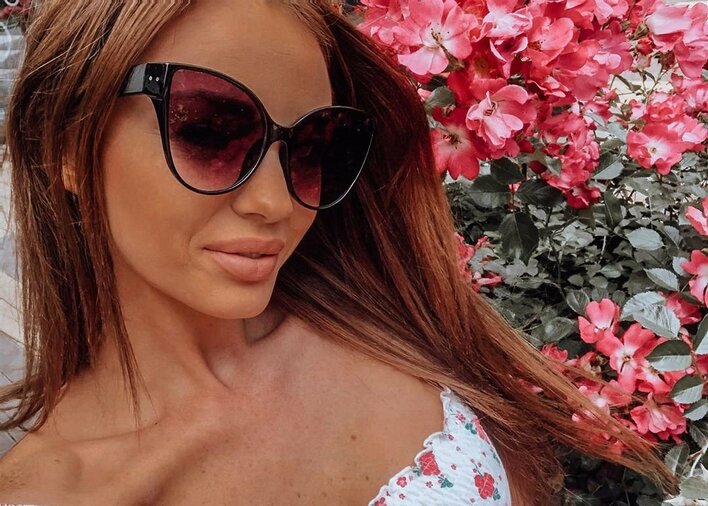 Widok zwala z nóg. Przepiękna wokalistka disco polo pozuje z dekoltem do pasa!