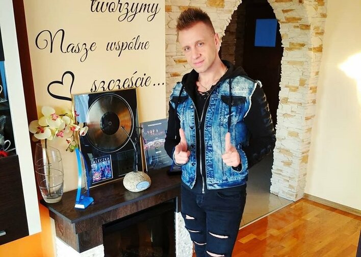 Wokalista disco polo pragnie odzyskać sprawność w dłoniach!