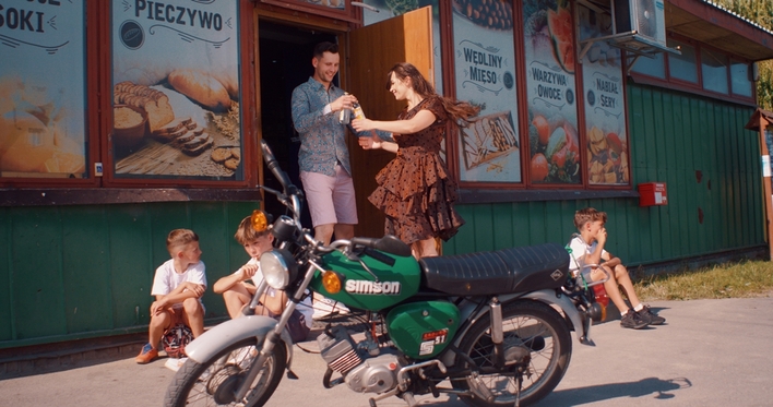 Piosenka przywołuje wiele wspomnień. Pierwsza miłość, młodość i magia kaset VHS! Zobaczcie nowość od Melo i Fashion