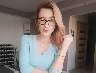 Tłumy fanów oszalały na punkcie wokalistki disco polo! Artystka wygląda niczym pani profesor!