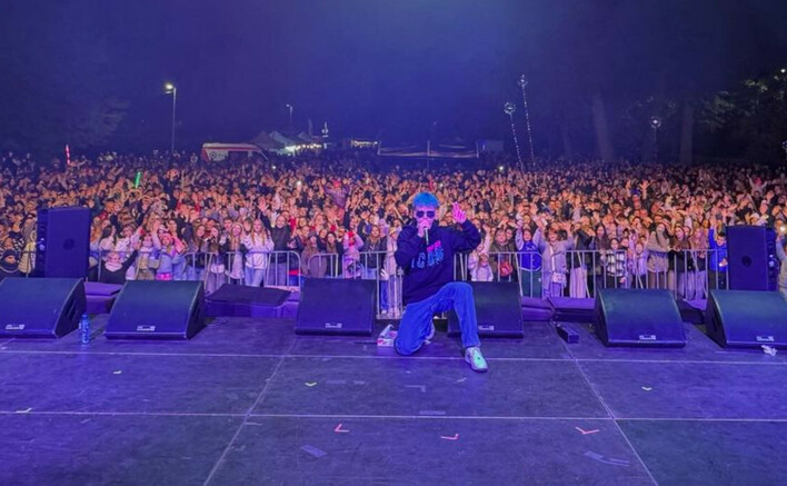 Tłumy fanów szaleją na koncercie Szymona Wonera! Nowe hity „Szalony Weekend„ i „Sheraton„ podbijają scenę disco

