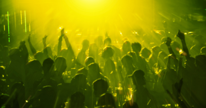 Tłumy na koncercie Kamila Kossakowskiego – Discoboys! Gwiazdor disco polo hitem TikToka ”Zarąbista blondi” rozpalił publiczność do czerwoności!