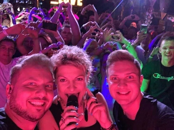 Tłumy na koncercie zespołu Piękni i Młodzi! Gwiazdorzy disco polo rozpalili publiczność do czerwoności! 