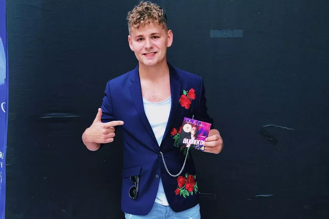 Tłumy na koncercie znanego gwiazdora disco polo! Artysta zaśpiewał z tłumem swój przebój! VIDEO