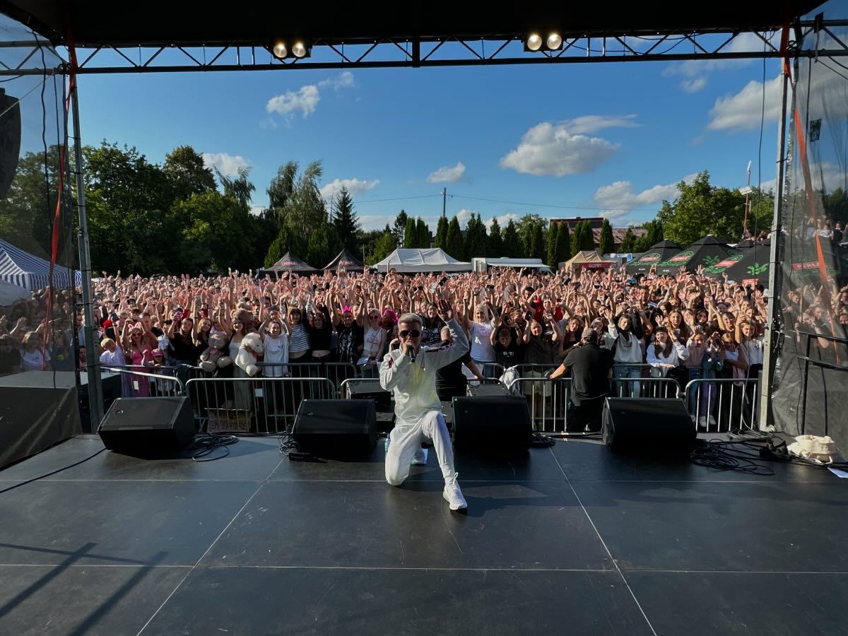 Tłumy na koncertach Woners'a: Młoda gwiazda disco polo podbija Polskę!

