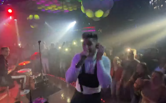 Gwiazdor disco polo zaśpiewał na żywo hit TikToka pt. ”Zarąbista blondi” | VIDEO Tłumy na koncie Kamila Kossakowskiego – Discoboys! 