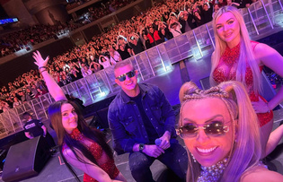 Tłumy śpiewały razem z Dawidem Narożnym! „Kocham się w tobie” live! 