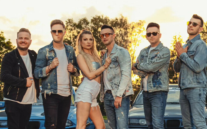 To będzie najlepsza produkcja tego roku?! Jakub Urbański Playboys pokazał zdjęcia z teledysku z formacją Piękni i Młodzi!