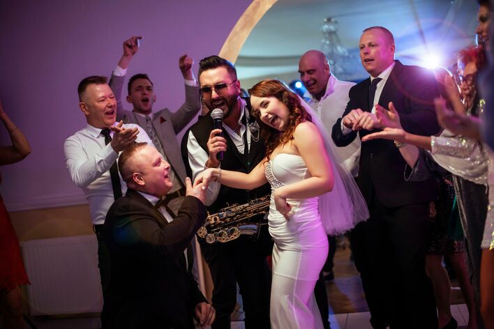 To będzie największy hit wesel w tym roku?! Andre stworzył muzyczną petardę pt. „Biała sukienka„