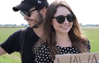 To będzie nowy hit disco polo?! Koguty w premierowej produkcji "Ona jest Zakochana"