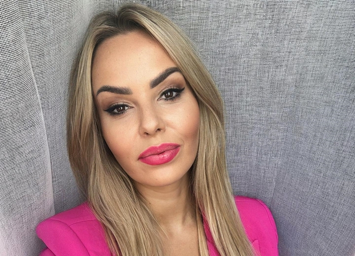 To hit sezonu? Różowa marynarka i subtelny dekolt! Paula Karpowicz Topky zachwyca nowymi zdjęciami!