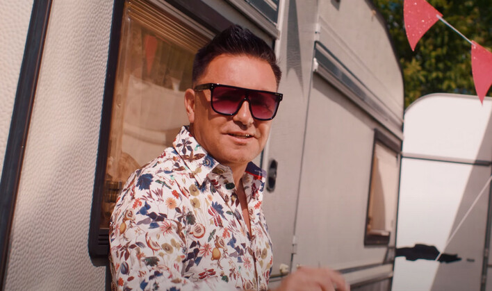 To idealna propozycja disco polo na wakacje?! Arek Braxton powraca z energetycznym przebojem „Hej moja piękna„!