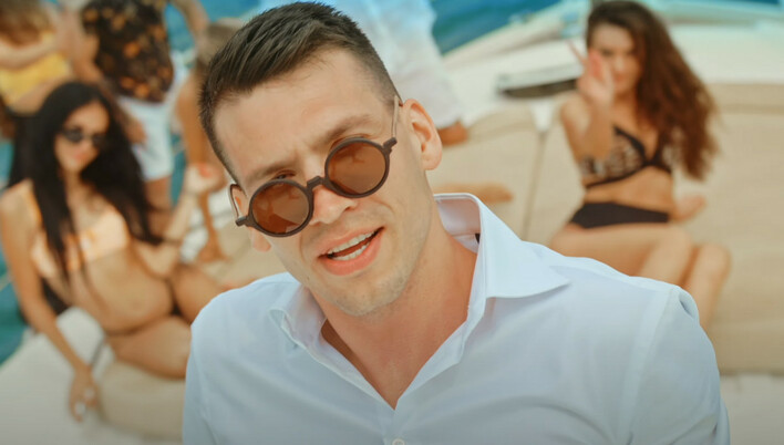 To jest HIT LATA! Zobaczcie gorącą premierę pt. „Lecimy„! Bayera stworzył wielki przebój! | VIDEO